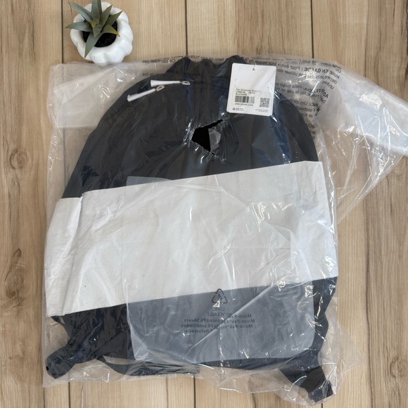 ? BLACK/GRAPHITE GREY - NWT lululemon city adventurer backpack 20L main image 9